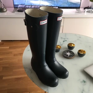  - Hunterstövlar i superfint skick! Endast använda 1-2 gånger. Säljes då jag helst velat ha en storlek större. 
