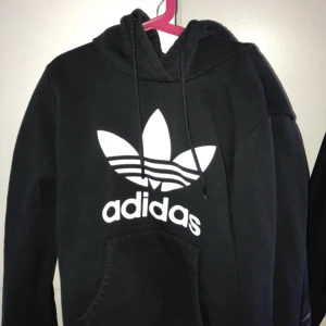  - Adidas hoodie i storlek 34 Fint skick