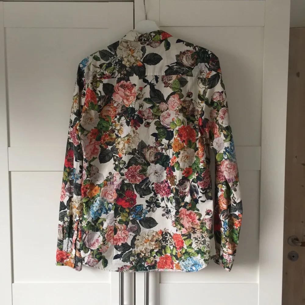 Used only once, flowery stylish shirt from WHYRED. Skjortor.