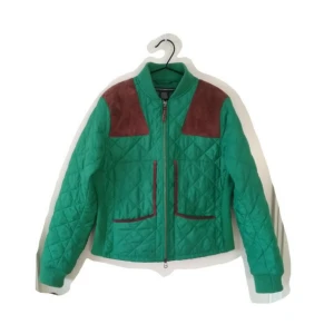  - Vintage Ralph Lauren jacka i polyester och kalvskinnsdetaljer. Snygg unik design i fantastisk grön färg! Fräscht skick, lagom till vårvintern 🐢🌲🍀