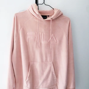  - Hoodie från FILA i typ velour-tyg. Superfin i ljusrosa färg, använd 1 gång. Hur mysig som helst men den har tyvärr bara blivit hängande i garderoben. Nypris tror jag den låg på runt 700 men jag säljer den för 400 :) köpare betalar frakten
