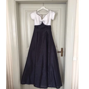  - Vacker balklänning/konsertklänning! Den ser svart och vit ut på bilderna men har en vacker mörk marinblå färg och inte svart. Den är skräddarsydd efter mig så passar en XS, har även en inbyggd bygel. 