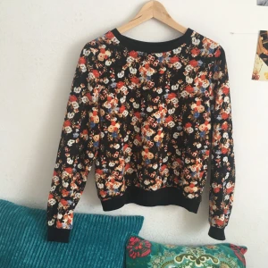  - Jättegosig tröja från Monki. Använd men fortfarande i fint skick! Frakt tillkommer 🌻