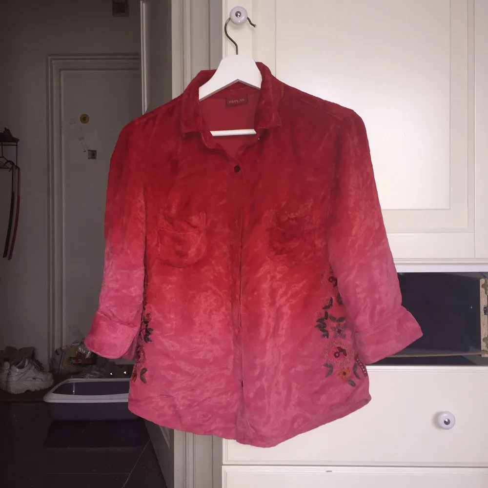 Rosaröd vintage 70-talsskjorta från Replay i plysch . Skjortor.
