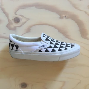  - Vans slip-on i storlek 36.5, använda 1 gång. Ett samarbete med sneakersnstuff där mönstret föreställer sergelstorg, plattan :)   Finns på Södermalm, kan också skicka mot frakt.