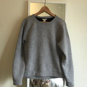  - Sweatshirt från H&M i storlek 38. I gott skick men inköpt för ca 2 år sedan.