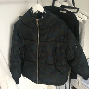  - Varm vinterjacka köpt på zara förra året. Mycket fint skick! Köparen står för frakt ✨