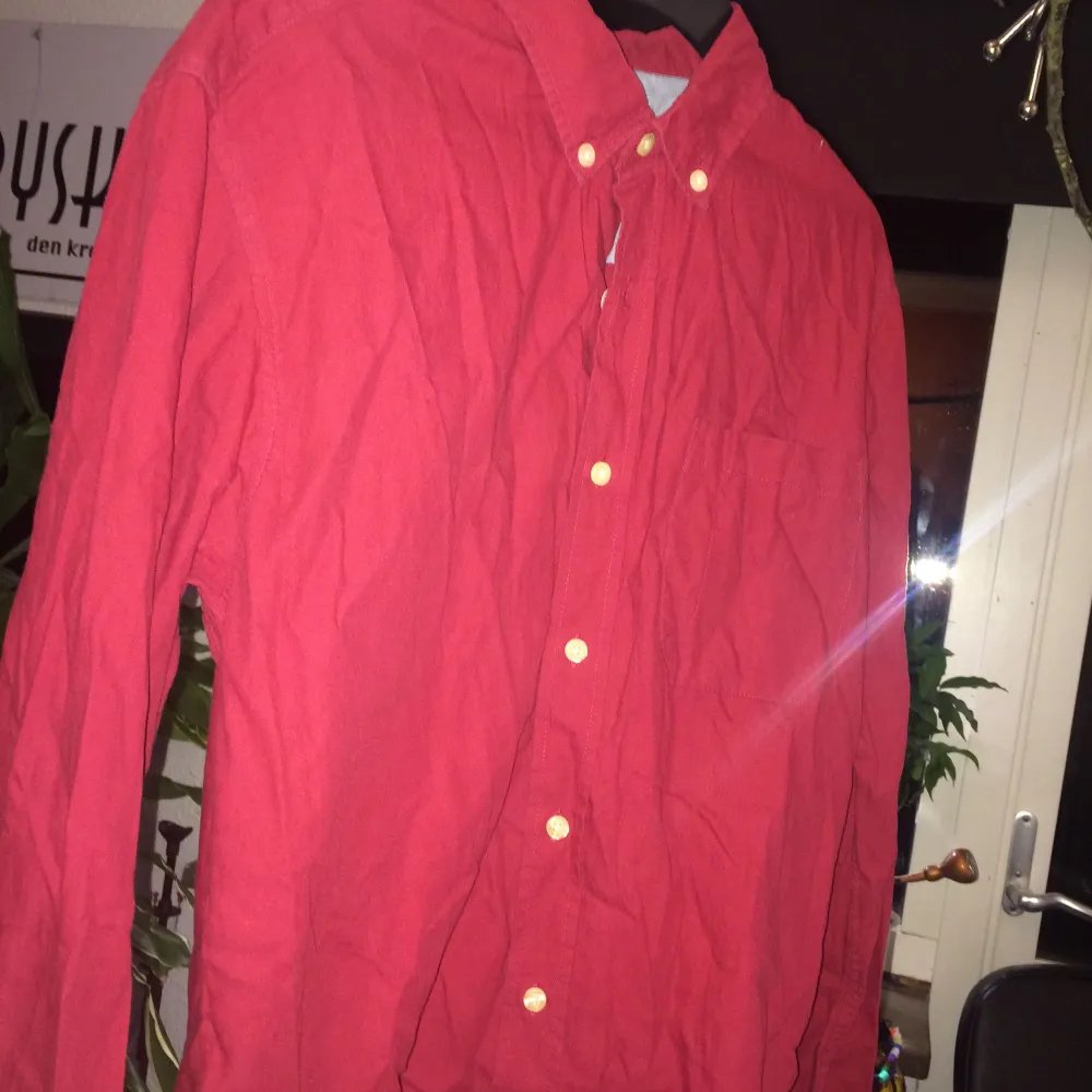 Röd hipster-skjorta köpt på secondhand. Använd ett fåtal gånger men den passade inte riktigt mig :/. . Skjortor.