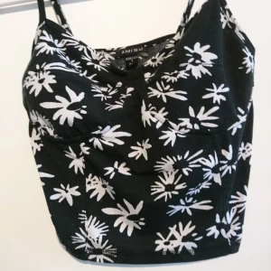  - Crop top linne med blomtryck