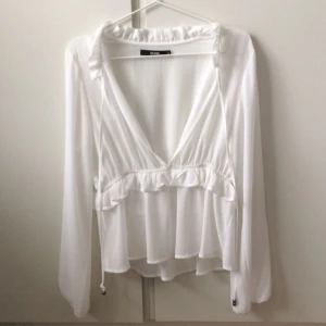  - Jättefin, lite transparent blus, från BIKBOK i storlek S. Använd endast 1 gång. Frakten ingår i priset! 