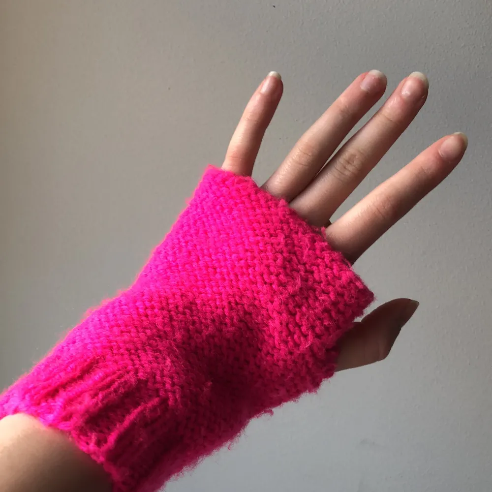 Nya handvärmare som är hand stickade! Supergulliga och perfekt för att färga upp en outfit! 1 par är 89kr inkluderad frakt💕. Asusteet.