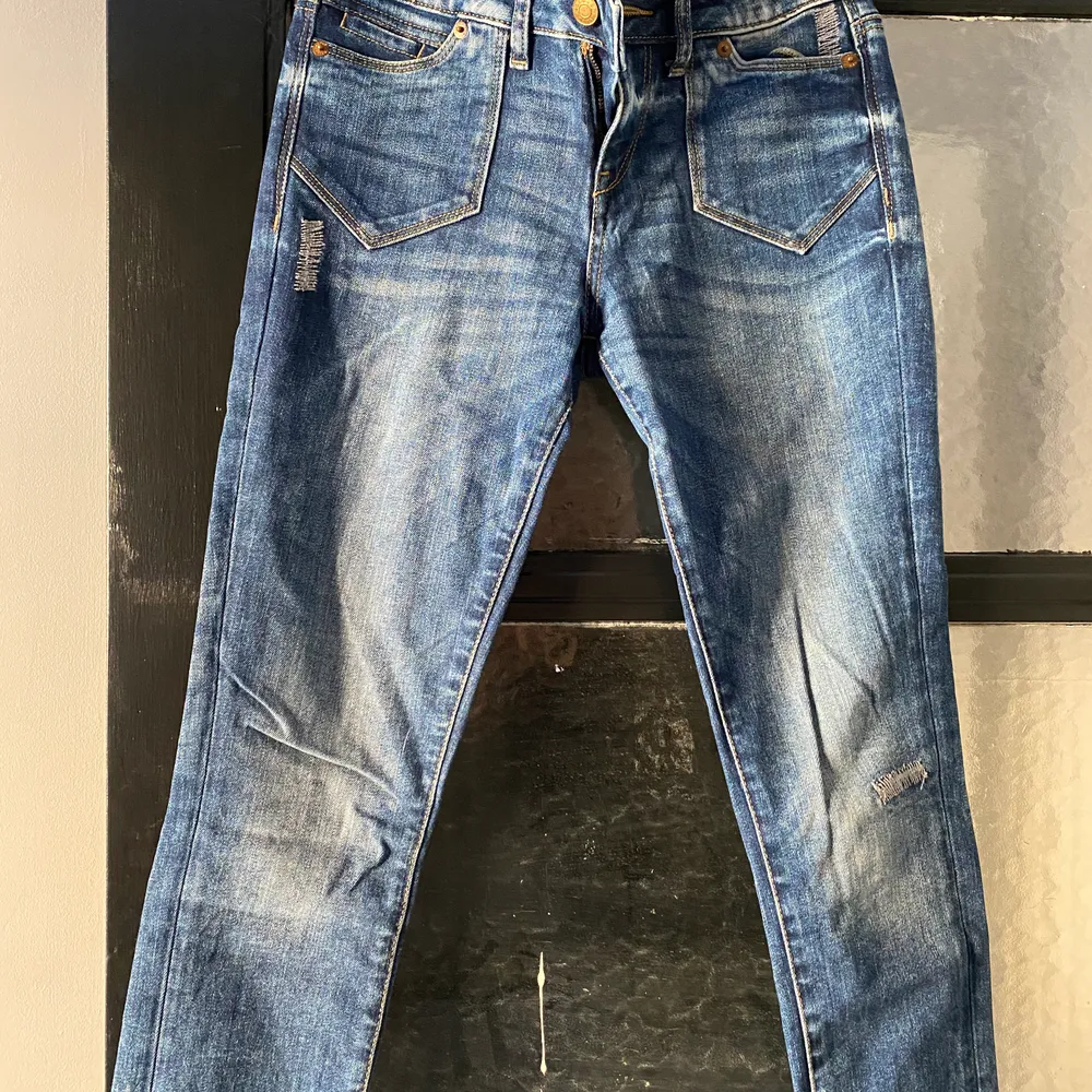 Jeans från Esprit i fint skick i en mörkblå nyans. Storlek 24/32 som motsvarar storlek S ungefär. . Jeans & Byxor.