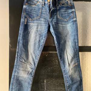 Jeans från Esprit i fint skick i en mörkblå nyans. Storlek 24/32 som motsvarar storlek S ungefär. 
