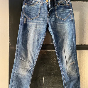 Jeans  - Jeans från Esprit i fint skick i en mörkblå nyans. Storlek 24/32 som motsvarar storlek S ungefär. 