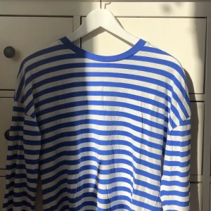 Blå randig tröja strl xs - Supercool randig tröja från bikbok💙🤍bra skick, använd fåtal gånger. Säljer för 110kr + frakt🥰