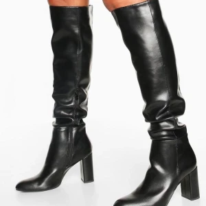 Knästövlar med blockklack - oanvända stövlar. Storlek 38. De passar inte mig (jag valde fel storlek) Skriv gärna om du undrar något:)