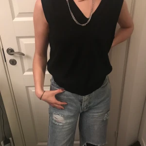 Väst - Svart väst i storlek L. Frakt ingår inte! Buda gärna i kommentarerna!