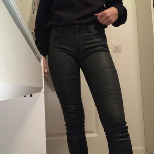 Skinbyxa från Lindex  - Skinbyxa från Lindex storlek 34, knappt använda. Kan skickas. Köparen står för frakt. 