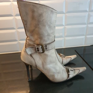 Kalvskinnsstövlar storlek 39 - Magiskt mjuka. Storlek 39. Nyklackade men behöver ny sula fram. Klack 10 cm.