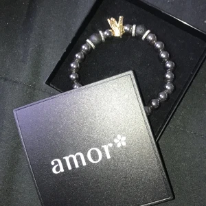 Armband  - Är nyligen köpt, säljer för jag aldrig använder armband, men någon ksk gör