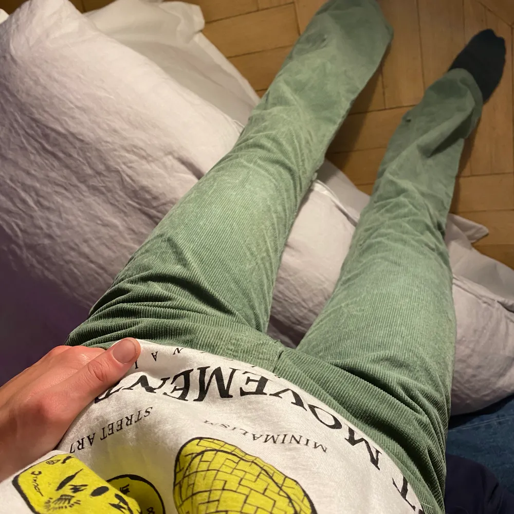 Unika gröna utsvängda Manchester byxor från asos. Jeans & Byxor.