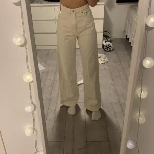 Gina tricot  - Oanvända Vida beiga jeans från Gina strl 34, 200kr + frakt