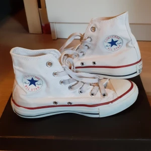 Vita converse  - Vita converse i ok skick, något nednötta i bakre sulan pga att de varit favoriter❣Används ej av mig längre så säljes därför. Postar spårbart så du alltid kan ha koll på ditt paket❣Jag bjuder på frakten 
