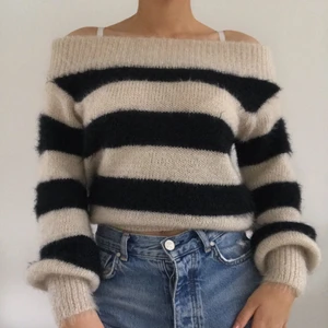 Stickad Randig Tröja - 🌍JAG STÅR FÖR FRAKTEN🌏 Jätte söt off-shoulder top inköpt på Gina Tricot. Sparsamt använd och säljer pga inte min stil. 