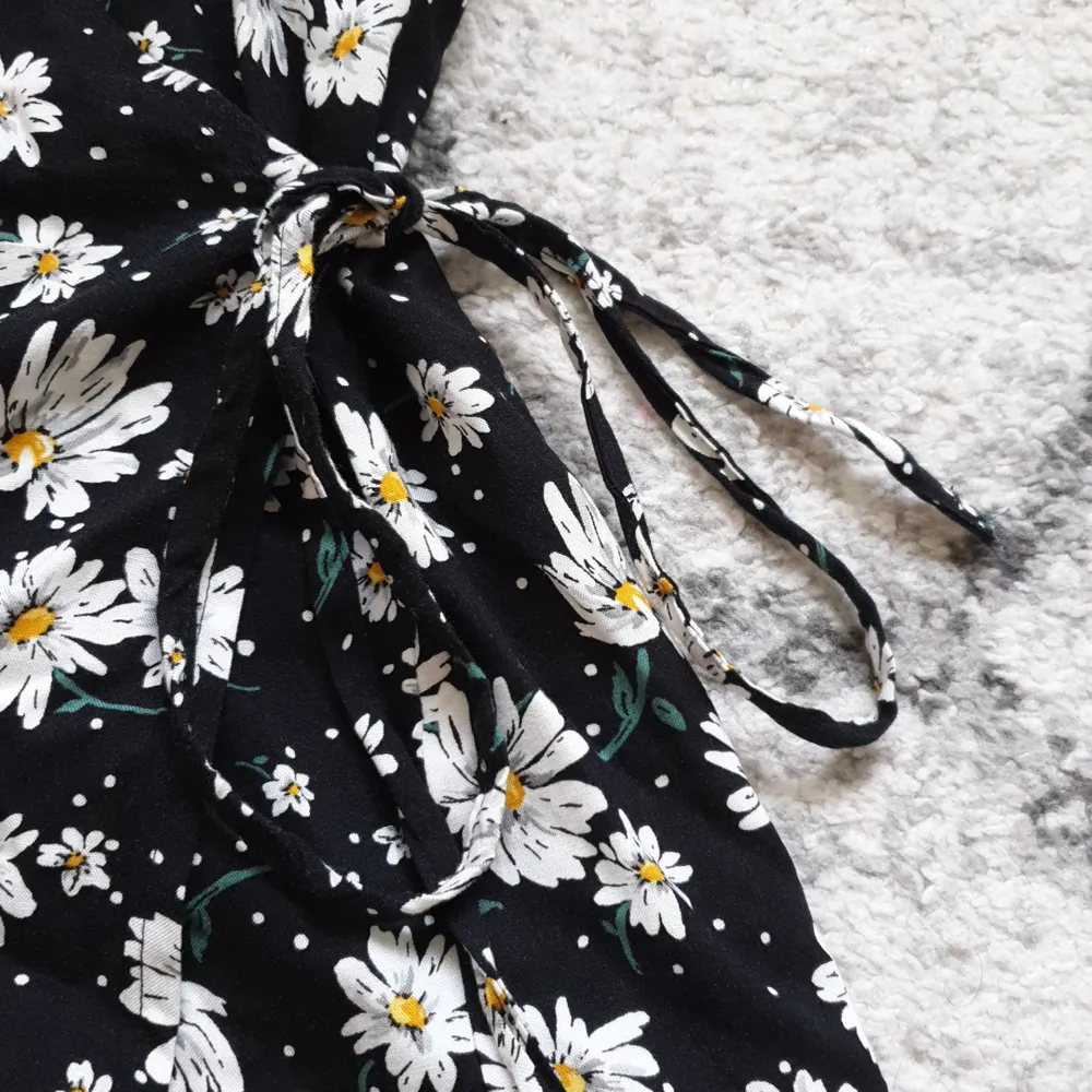 As snygg wrap dress från H&M❤Perfekt för en varm sommardag med svarta ballerinaskor❤Frakt inkl. Klänningar.