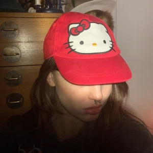Söt Y2k hello Kitty keps - Jätte fin röd hellokittykeps, storleken går att justera men den passar bra på mig som har normalstort huvud💕💕