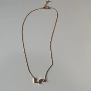 Guldigt halsband - Guldigt halsband med ”diamanter” som formar Karlavagnen.