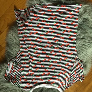 T-shirt med körsbär - Jätte söt t-shirt, köpt på loppis. Den är för liten för mig tyvärr som är en M i tröjor. 