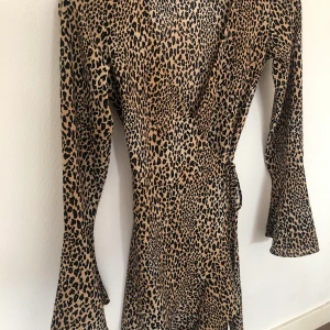 Klänig  - Jätte fin klänig från HgM i storlek 32-34