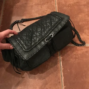 Handväska  - Älskar denna väska! Välanvänd men fint skick. Tror det är äkta skinn eller hållbar imitation. Be om fler bilder! Skickar inte denna med post men kan mötas i Stockholm. 