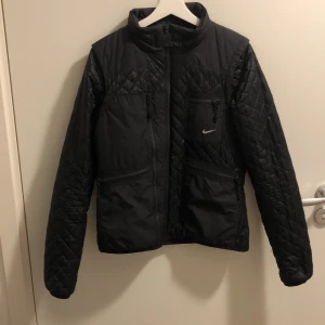 Nike, jacka, i storlek M - Svart friluftsjacka i storlek M. Passar bra till höst och vår när det inte är allt för kallt ute. Jackan är använd och är till viss del lite sliten, dock inget fel på den. Pris kan diskuteras.