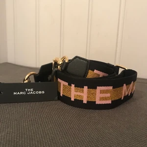 Marc Jacobs väskband - Helt oanvänt Väsk band från Marc Jacobs med prislappen kvar. Ny pris 1100 kr. Säljes för 800 kr inklusive frakt. 