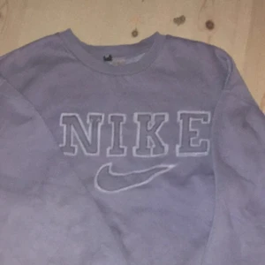 Nike tröja - INTE ÄKTA! Syns dåligt på bilden men den är blå! Lägger ut för 50kr men sen får man buda! Säljer om jag får ett bra pris. Högsta pris: 250kr