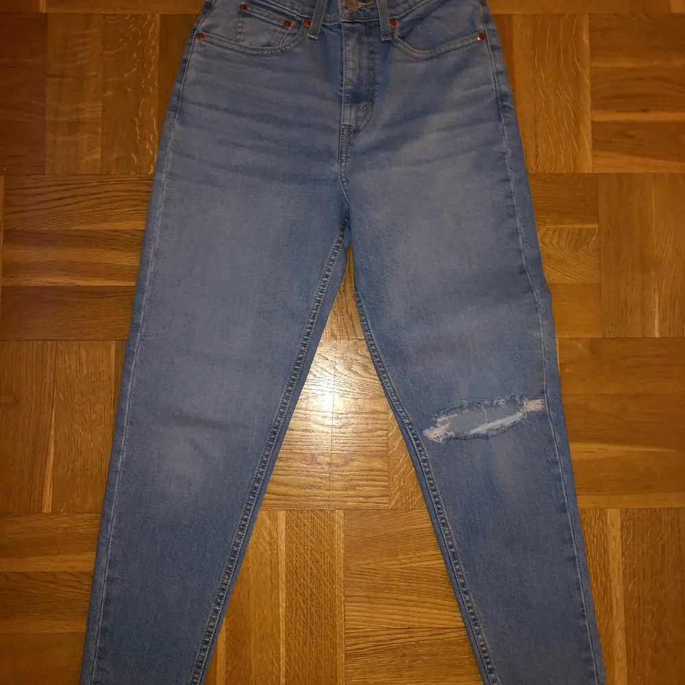 Slutsålda jeans från Levis. Strl: 24 Modell: Mom Jean NYA! . Jeans & Byxor.