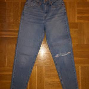 Slutsålda jeans från Levis. Strl: 24 Modell: Mom Jean NYA! 