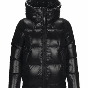 Peak Performance glansig jacka - Intressekoll på min jacka som är använd en halv säsong och är i mycket god skick!