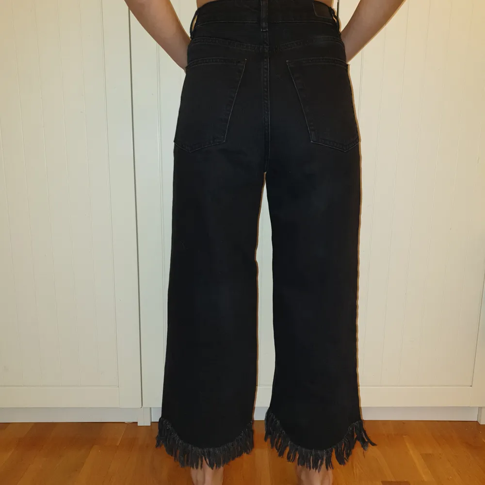 Svarta jeans med fransar längst ner. Använd fåtal gånger. Köpt i Italien så okänt märke. Jag e 163 cm lång. Storlek 36 ish. . Jeans & Byxor.