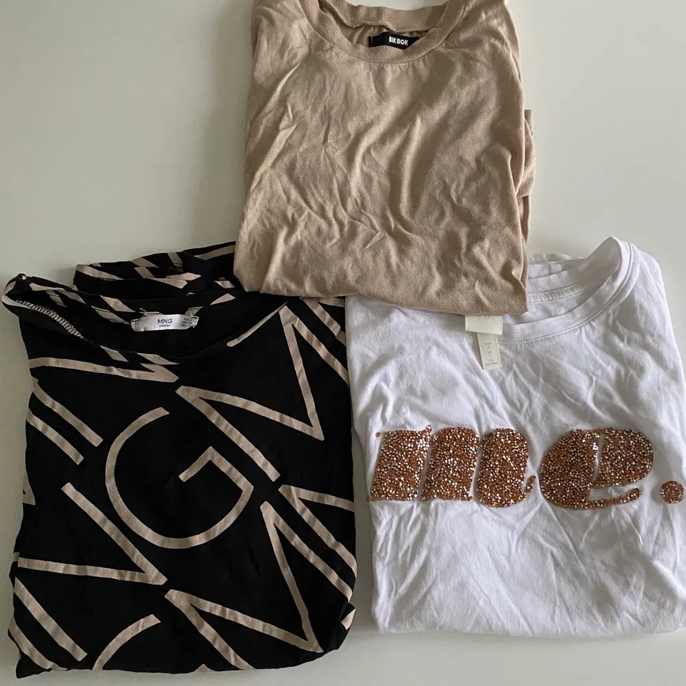 3-pack med unika och snygga t-shirts😍😍😍 ”ME”- tröja (hm) i storlek S🥰🥰 MAGO tröja i storlek S 😘 och BIKBOK tröja i storlek S💞💞❤️. T-shirts.