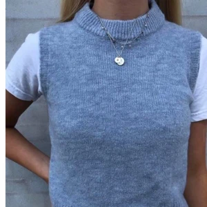 Gråblå stickad väst🤍 - BUDA I KOMMENTARERNA! Aldrig använd faktiskt, alltså som ny, säljer då jag aldrig använder den 