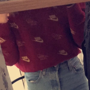 Nike sweatshirt - Strl S. Använd ett fåtal gånger, fint skick inte nopprig. Köptes ny för 600kr. Frakt tillkommer 