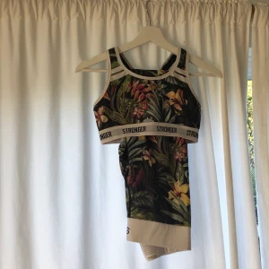 Träningskläder STRONGER 350 kr 🌱🧘🏽‍♀️ - Super snyggt sett från STRONGER, knappt använda! Toppen är i storlek S & Leggings storlek M. Säljer gärna båda för 350kr + frakt men separat går också bra!   Toppen (150kr) leggings (200) 🤗