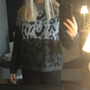 Stickad tröja - Mysig stickad tröja som har använts fåtal gånger, säljes pga av att den inte kommer till användning