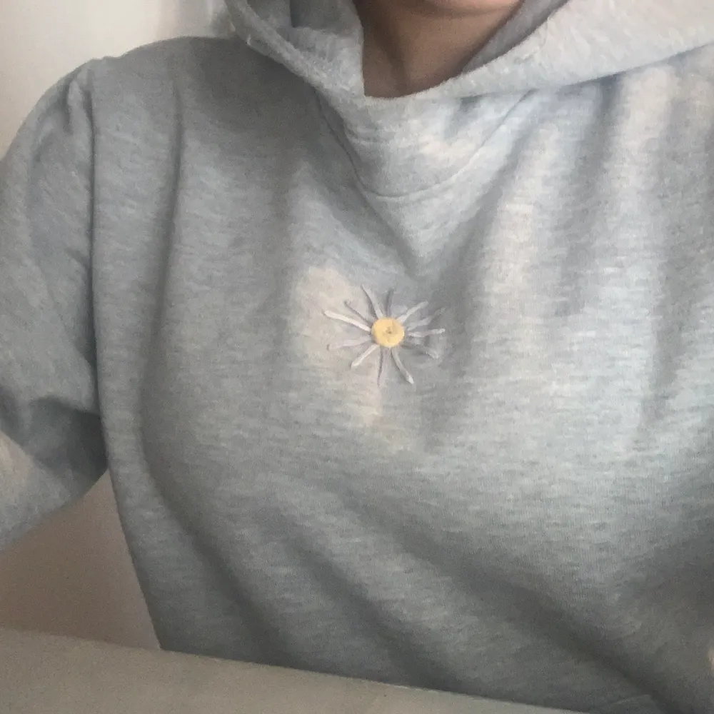 Så skön hoodie med en blomma som jag själv har broderat på✨storlek XS, pris 60kr+frakt. Hoodies.