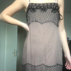 Klänning  - Brun klänning! Så fin men har inte haft tillfället att ha på den! FRAKT INGÅR INTE I PRISET!