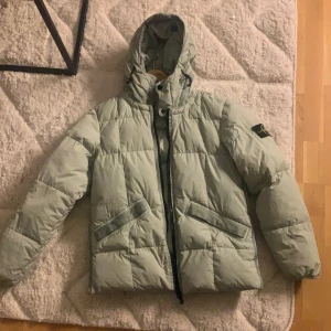 Stone island small - Använd fåtal gånger. Bra skick, small, kvitto medföljer. Nypris 7800kr