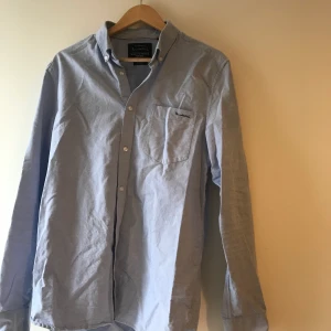 Bondelid skjorta i bomull - Använd ett par gånger, bra skick, storlek L. Färg ljusblå 
